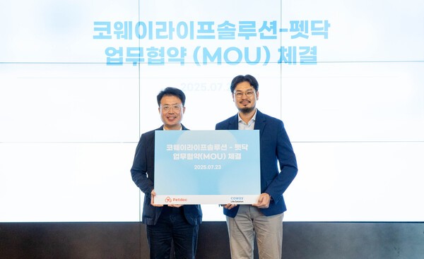 지난 23일 서울 구로구 지타워 코웨이라이프솔루션 본사에서 열린 협약식에서 김명곤 코웨이라이프솔루션 대표이사(왼쪽)와 오태환 펫닥 대표이사(오른쪽)가 기념 촬영을 하고 있다.