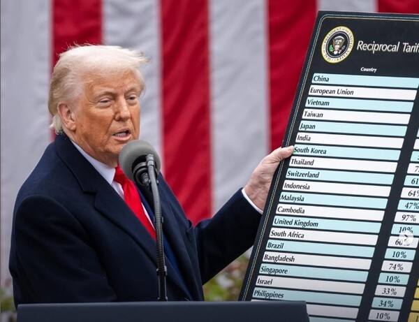 트럼프 미국 대통령이 지난 4월 2일 백악관 로즈가든에서 각국의 상호관세를 정리한 표를 들어 보이며 각국의 개별 관세를 발표하고 있다. 출처 = 백악관 인스타그램 캡처