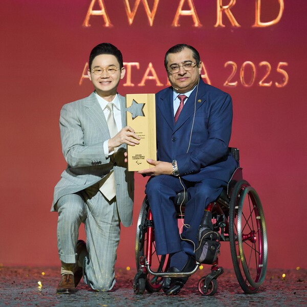 배동현 BDH재단 이사장(사진 왼쪽)이 마지드 라세드 APC 위원장과 기념사진을 촬영하고 있다.