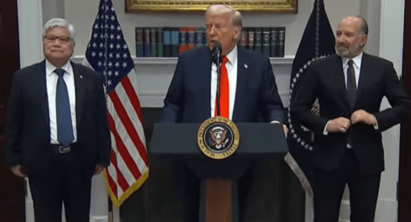 트럼프 미국 대통령(가운데)이 웨이저자 TSMC 회장(왼쪽)과 러트닉 상무장관과 함께 TSMC의 대미 투자를 소개하고 있다. 출처=포브스 유튜브 캡처