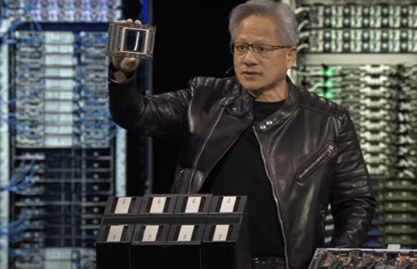 젠슨 황이 GTC2025 기조연설에서 신형 칩을 들어보이며 설명하고 있다.