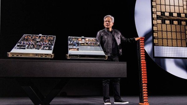 젠슨 황 엔비디아 CEO가 지난 6월 열린 GTC파리에서 최신 하드웨어 내부를 설명하고 있다.