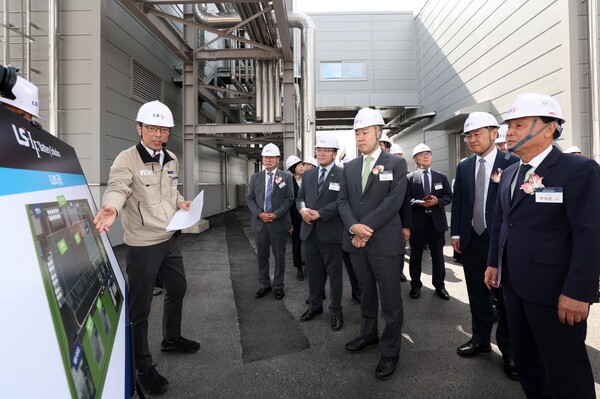 LLBS 준공식에 참석한 (가운데부터 우측으로) 구자은 LS 회장, 김관영 전북도지사, 강임준 군산시장이 김한길 LLBS 생산부문장으로부터 공장 투어에 대한 설명을 듣고 있다.