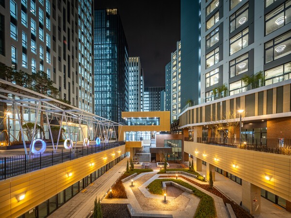 과천지식정보타운 내 10BL에 위치한 과천펜타원 전경.