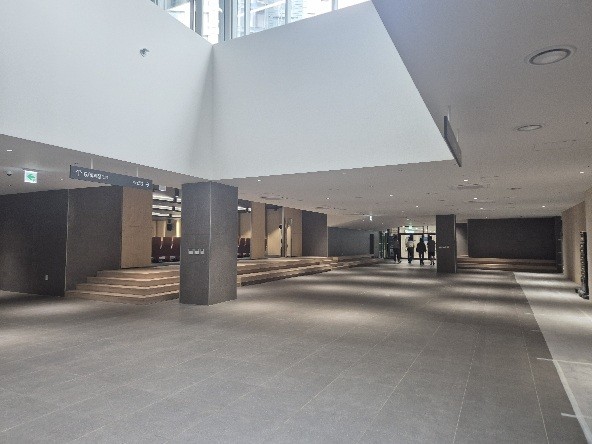 갤러리와 음악&렉처홀이 마주보고 있는 오각의 공간.