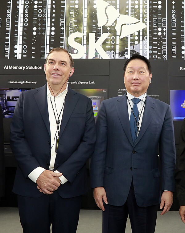 최태원 SK회장(오른쪽)과 매트 가먼 아마존웹서비스 CEO가 'K테크 쇼케이스'서 기념 촬영을 하고 있다.