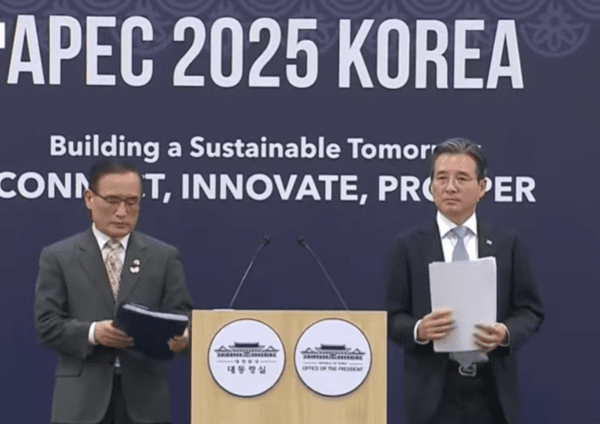 29일 경주 APEC 미디어센터에서 위성락 대통령실 안보실장과 김용범 대통령실 정책실장이 한미정상 회담에서 타결된 내용을 설명하고 있다. 