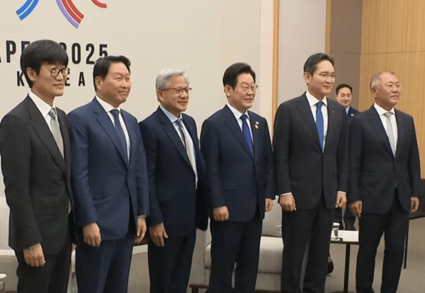 31일 경주 화백컨벤션센터에서 이재명 대통령과 젠슨 황 엔비디아 CEO, 이재용 삼성 회장, 최태원 SK그룹 회장, 정의선 현대차그룹 회장, 이해진 네이버 의장 등 주요 그룹 총수들이 기념 사진을 촬영하고 있다. 출처=YTN 유튜브 캡쳐화면