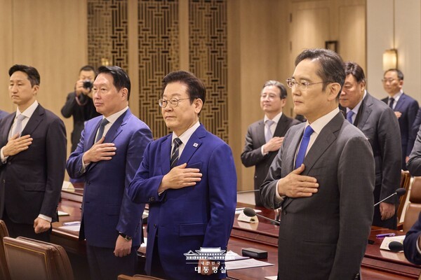 이재명 대통령과 재계 총수, 대통령실 주요 참모들이 한미관세 협상 후속 논의에 앞서 국민의례를 하고 있다. 출처=대통령실
