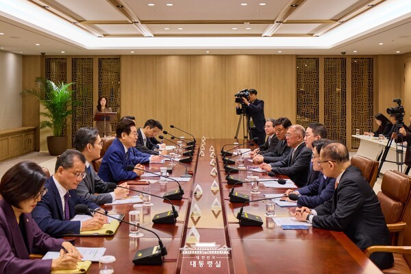 이재명 대통령이 주요 재계 총수, 대통령실 주요 참모들이 참석한 가운데 열린 한미 관세 후속 대책논의 자리에서 발언을 하고 있다. 출처=대통령실