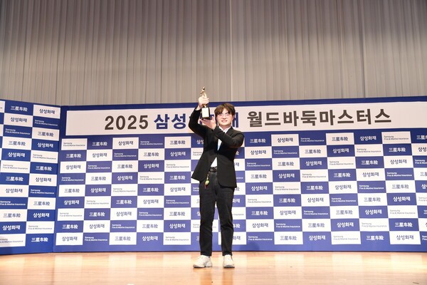 삼성화재배 우승컵을 들어 오리는 랴오위안허 9단.