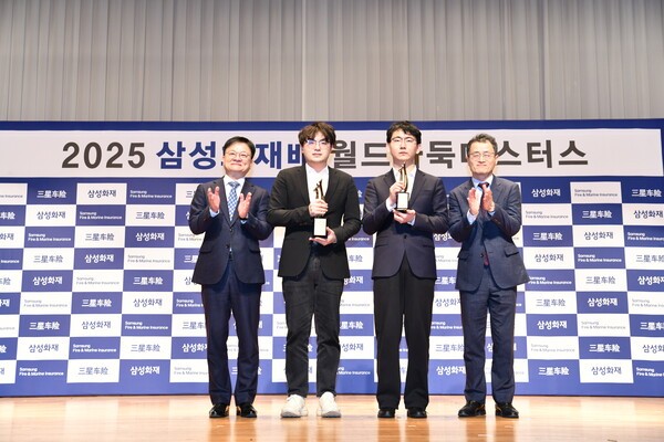 (왼쪽부터)삼성화재 백송호 부사장, 랴오위안허(우승), 딩하오(준우승), 한국기원 양재호 사무총장이 기념 촬영을 하고 있다.