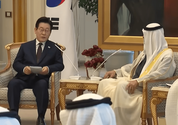 ​이재명 대통령이 무함다드 UAE 대통령의 영접을 받으며 정상회담장으로 이동하고 있다.이재명 대통령과 무함마드 UAE 대통령이 정삼회담을 갖고 있다. 출처=연합뉴스TV 유튜브 캡처