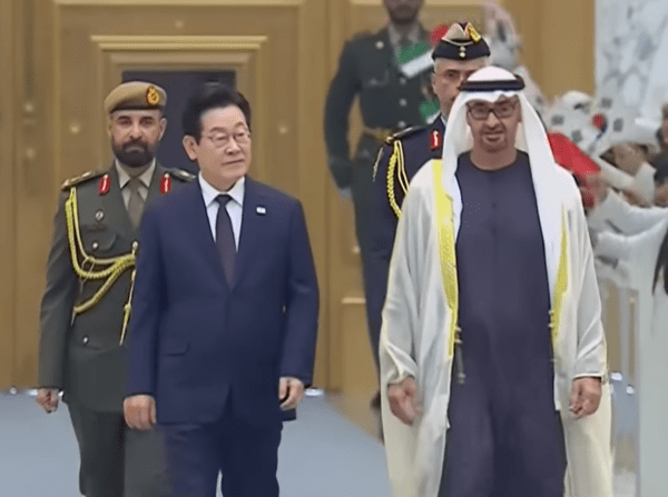 이재명 대통령이 무함마드 UAE 대통령의 영접을 받으며 정상회담장으로 이동하고 있다.