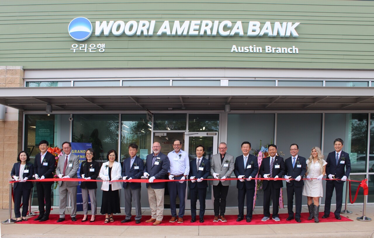 우리아메리카은행의 미 텍사스주 오스틴지점 개점 행사에서 류형진 우리은행 글로벌그룹장(왼쪽 9번째), 이태훈 우리아메리카은행 법인장(왼쪽 13번째), 마크 듀발 오스틴 아시안상공회의소 CEO(왼쪽 10번째), 에릭 보이스 시더파크 시의원(왼쪽 7번째), 데이브 포터 윌리암슨카운티 경제개발청 이사(왼쪽 8번째), 이옥희 오스틴 한인회장(왼쪽 5번째), 지은현 코리아텍사스포럼 대표(왼쪽 4번째)와 관계자들이 기념 촬영을 하고 있다.
