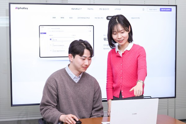 사진은 LG유플러스 직원들이 워크플로우 스튜디오 등 알파키의 주요 기능을 소개하고 있는 모습.