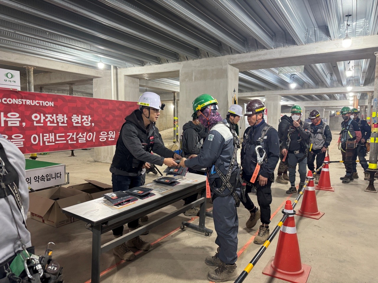 이랜드건설이 전국 11개 현장에서 혹한기 대응 캠페인을 진행했다.