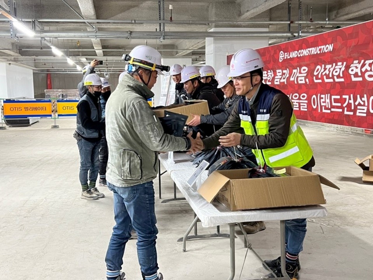 이랜드건설이 전국 11개 현장에서 혹한기 대응 캠페인을 진행했다.