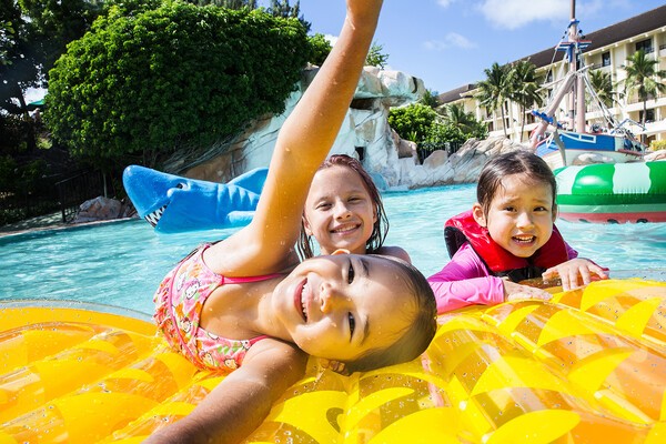 PIC 사이판 리조트 내 워터파크에서 물놀이를 즐기는 아이들(사진 제공=이랜드파크).