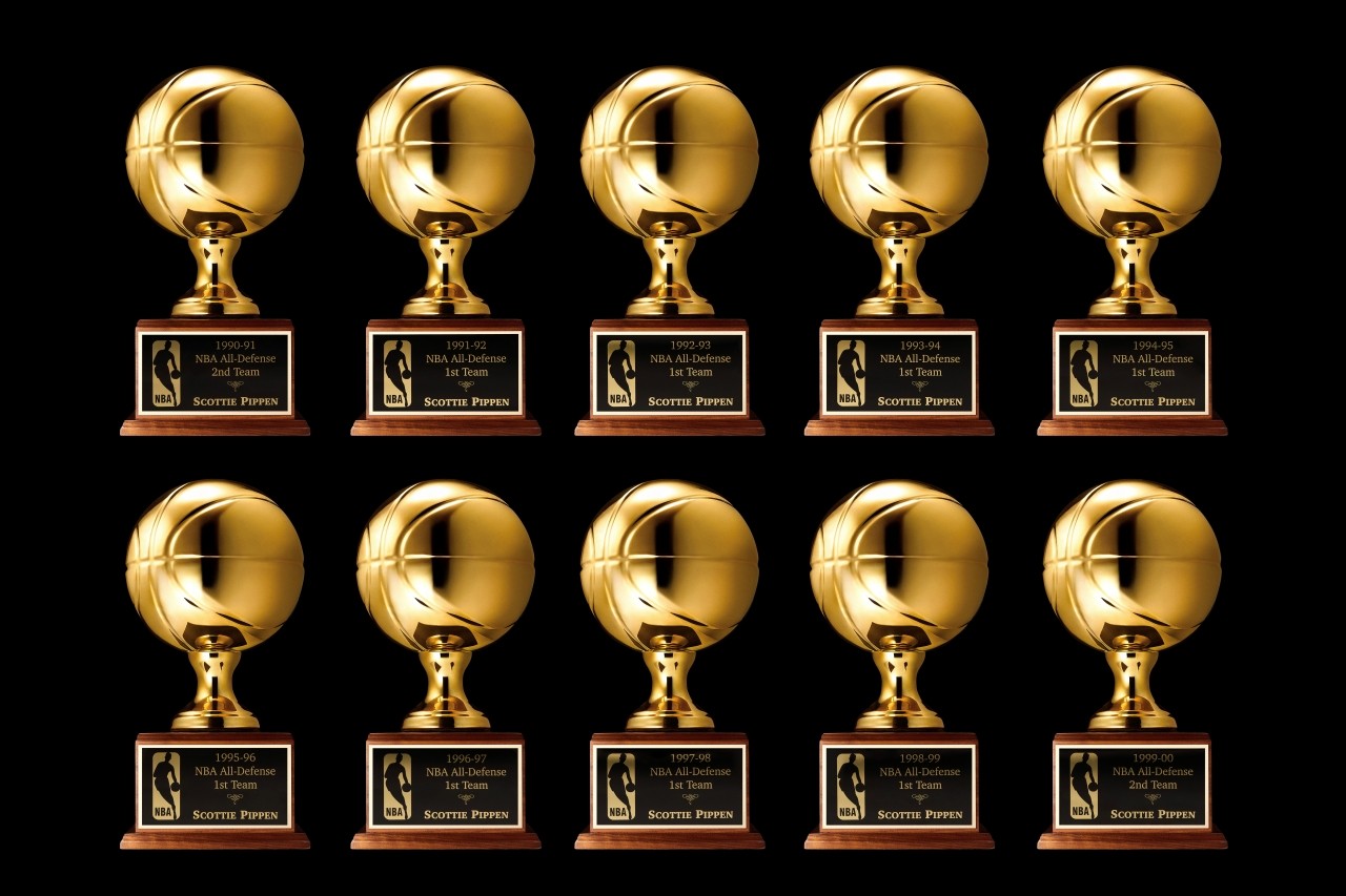 시카고 불스의 스코티 피펜이 수상한 NBA 올디펜시브팀 트로피(1990년-2000년) 컴플리트 컬렉션. 이랜드뮤지엄 ‘디어 바스켓볼, 위대한 농구선수 75인전 vol.2’에서 전시될 예정이다.