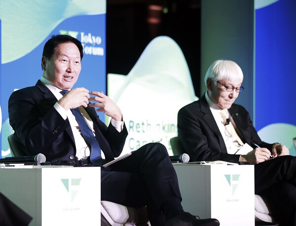 최태원 SK그룹 회장(왼쪽)이 지난 21일 일본 '도코포럼 2025'에 참석해 토론을 하고 있는 모습. 오른쪽은 이와이 무츠오 일본경제동우회 회장대행.