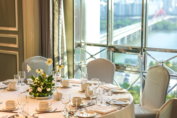 켄싱턴호텔 여의도의 한강 전망 웨딩홀.