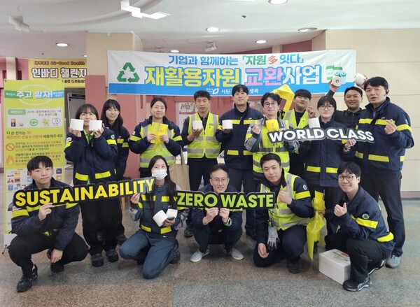 24일 오비맥주 청주공장에서 임직원들이 재활용자원 교환사업에 참여하고 기념사진을 찍고 있다. (사진제공=오비맥주)