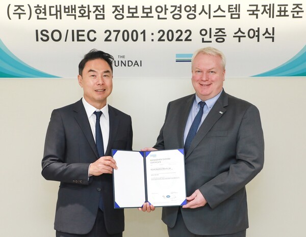 26일 오전, 서울 강남구 현대백화점 본사에서 진행된 ISO 27001 인증서 수여식에서 정지영 현대백화점 사장(사진 왼쪽)과 비달 도로넨(Vidar Dolonen) DNV 인증원 한국·일본 지역 총괄 대표(사진 오른쪽)이 기념사진을 찍고 있다.