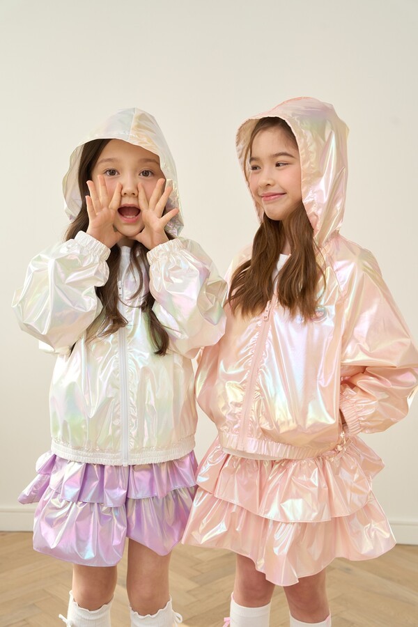 이랜드리테일 '로엠걸즈', 2026 SS 시즌 맞아 오로라 글로시 소재 상품 ... - 뉴스 썸네일 이미지