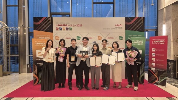 김찬웅 유디엠 대표(왼쪽 네번째)가 소셜아이어워드 2026 수상 기념 촬영을 하고 있다.