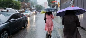 간밤 전국 최대 400㎜ 물폭탄 내려...19일까지 이어진다